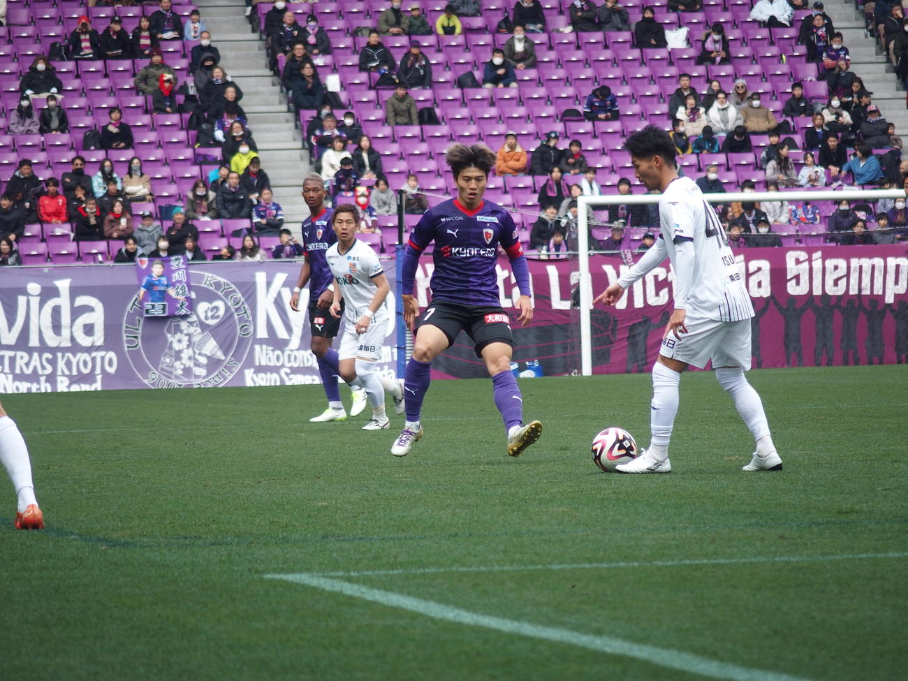 長野とのTMでボールを奪いに行く京都サンガMF川■（■は崎の大が立の下の横棒なし）颯太