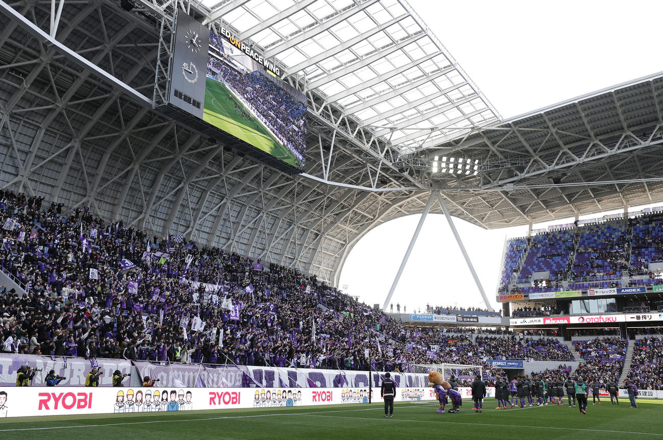 広島対G大阪　試合後、サポーターにあいさつする広島の選手たち（撮影・前田充）