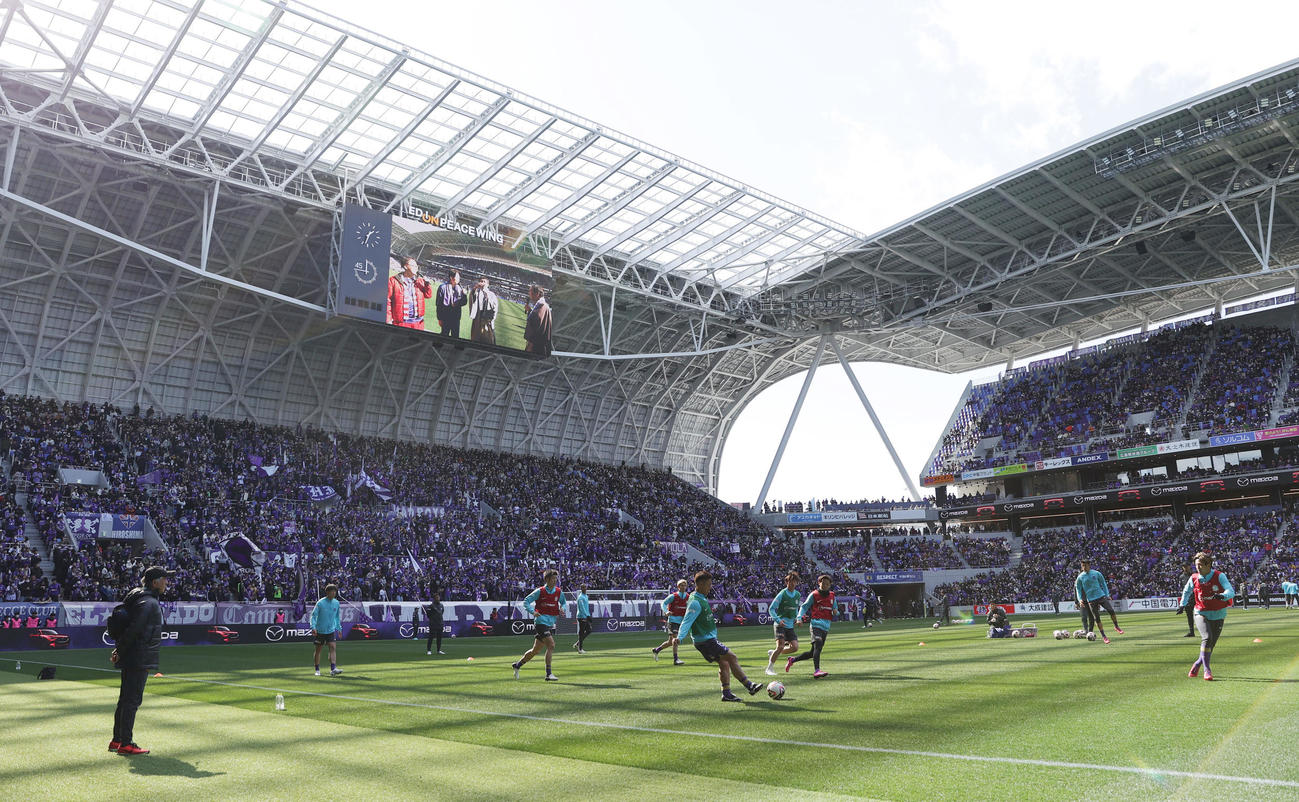 広島対G大阪　新スタジアムでウオーミングアップを行う広島の選手たち（撮影・前田充）