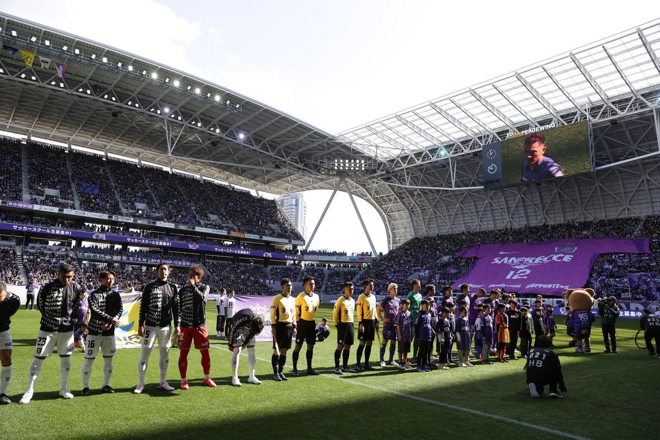 広島対G大阪　試合前、ピッチで整列する両チームの選手たち（撮影・前田充）
