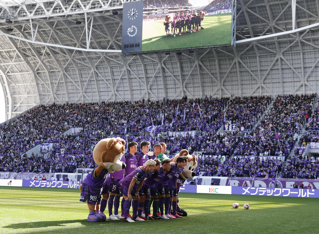 広島対G大阪　プレシーズンマッチの試合前、集合写真に納まる広島の選手たち（撮影・前田充）