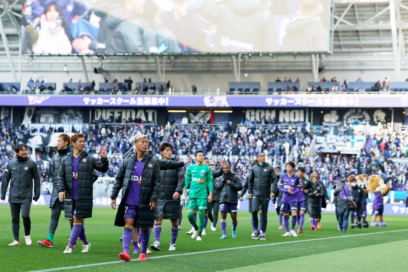 広島対G大阪　試合後、ピッチをまわり観客にあいさつする広島の選手たち（撮影・前田充）
