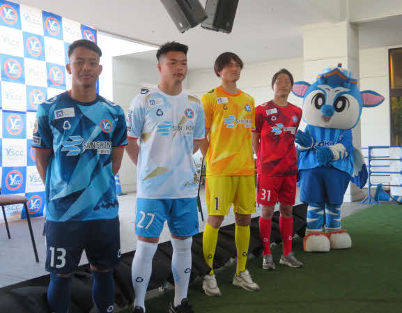新ユニホームを披露するマレーシア代表FWルクマン・ハキム（左端）ら