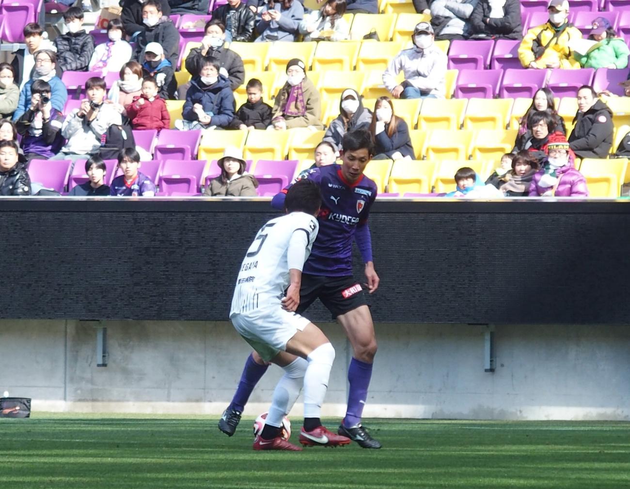 長野パルセイロとのTMドリブル突破する京都FW原大智（撮影・永田淳）