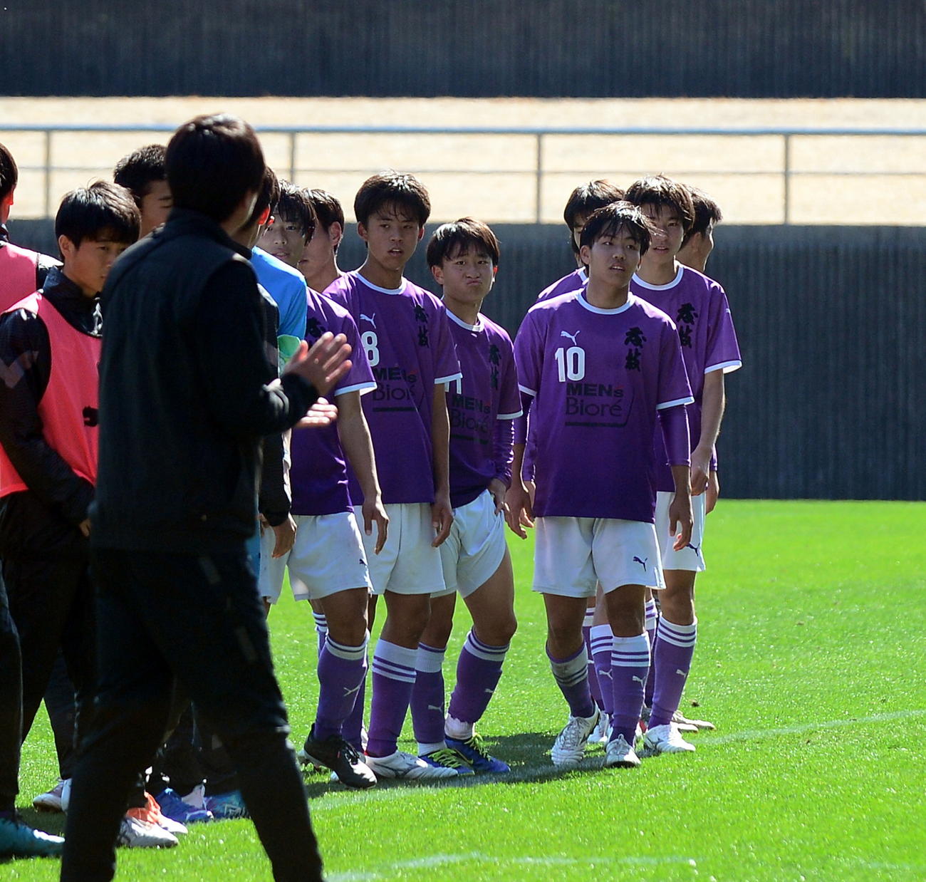 勝利を収め、引き揚げる藤枝東の選手たち