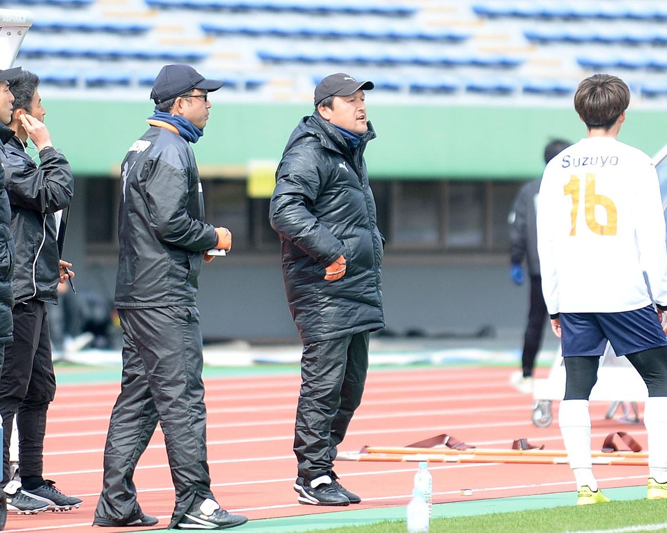 戦況を見つめる清水の秋葉監督
