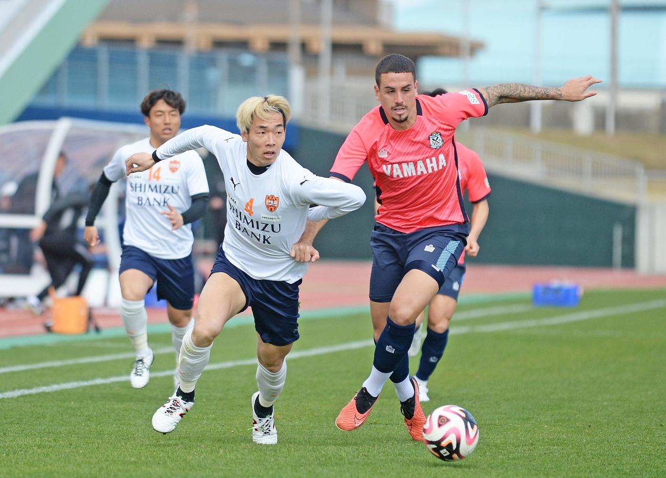 サイドで競り合う清水蓮川と磐田ペイショット