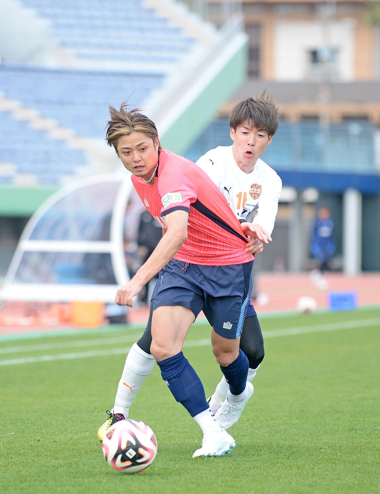 競り合う清水西沢（右）と磐田松原