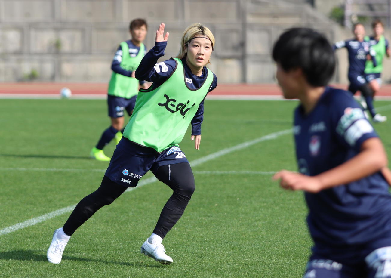練習に参加する山谷（アルビレックス新潟レディース提供）