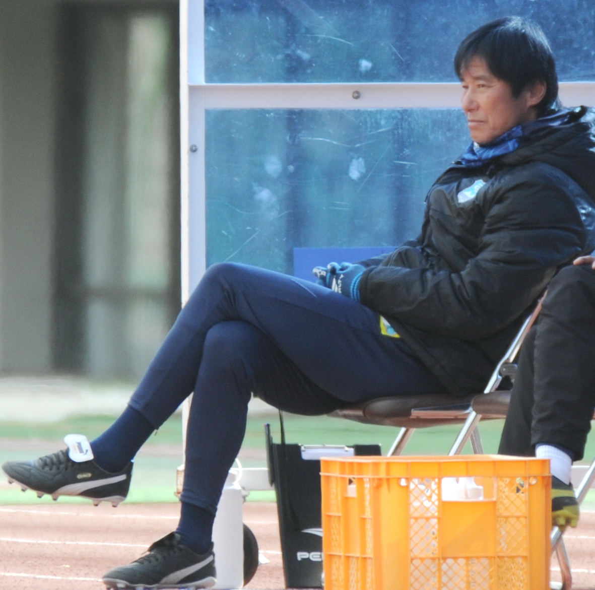 試合を見つめる沼津中山監督　