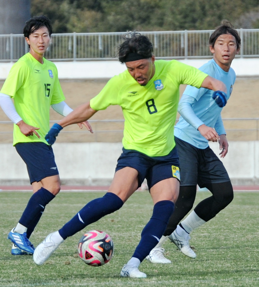 3本目24分、チーム3点目を決める沼津MF鈴木（中央）　　