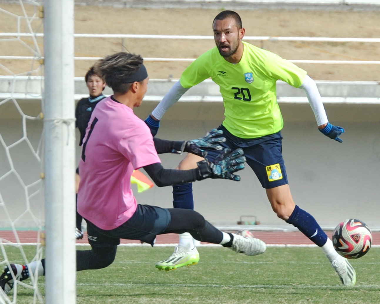 2本目13分、先制ゴールを決める沼津FW川又（右）　