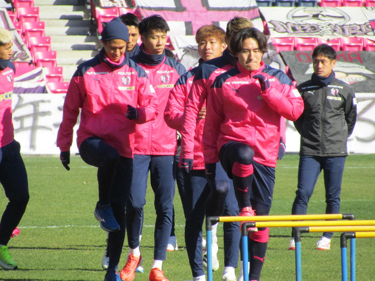 C大阪の始動に参加した登里享平（右手前）（24年1月撮影）