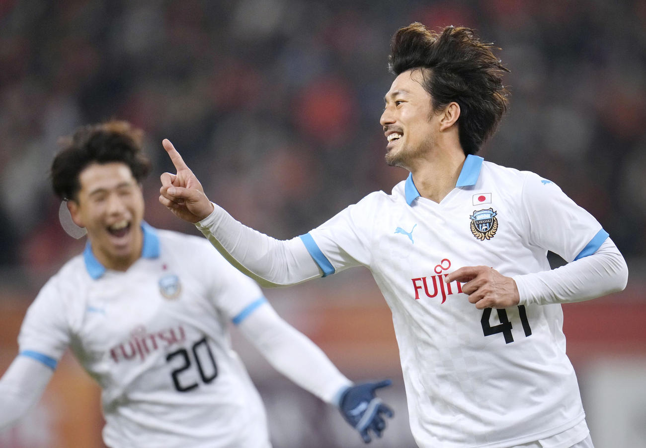 山東対川崎F　後半、チーム3点目のゴールを決め、駆け出す川崎・家長（右）（共同）