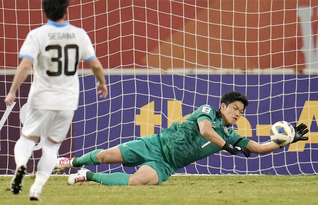 山東対川崎F　前半、セーブする川崎のGKチョン・ソンリョン（共同）
