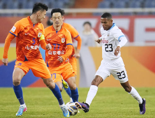 山東対川崎F　前半、攻め込む川崎F・マルシーニョ（右）（共同）