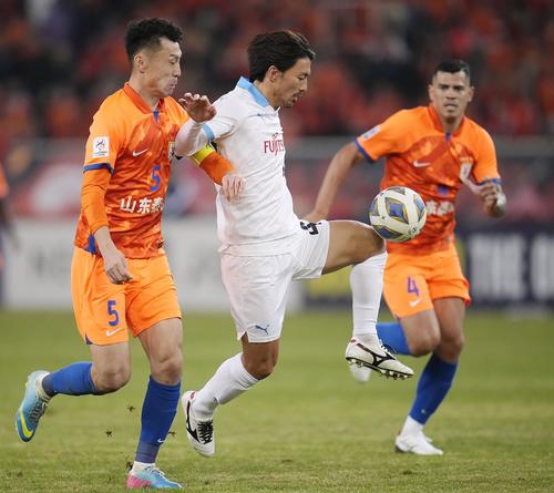 山東対川崎F　後半、突破する川崎F家長（中央）。この後、チーム3点目のゴールを決める（共同）