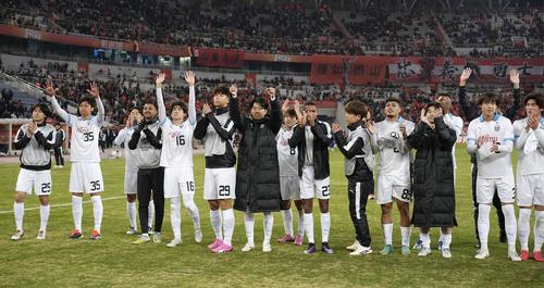 山東対川崎F　山東に競り勝ち、サポーターにあいさつする川崎イレブン（共同）