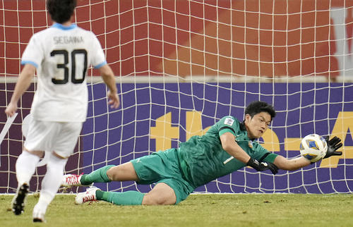 山東対川崎F　前半、セーブする川崎のGKチョン・ソンリョン（共同）