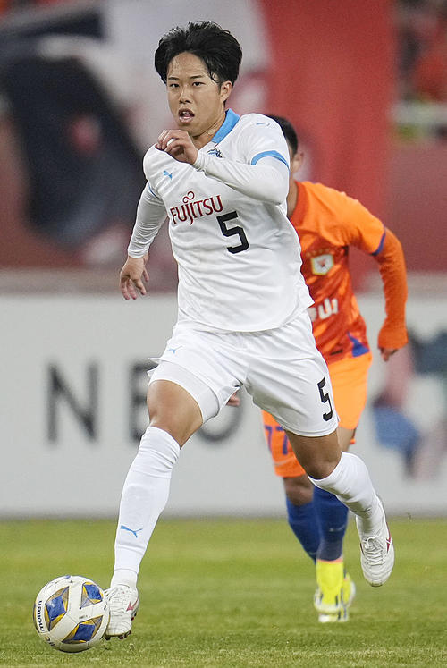 山東対川崎F　前半、ドリブルで攻め込む川崎・佐々木（共同）