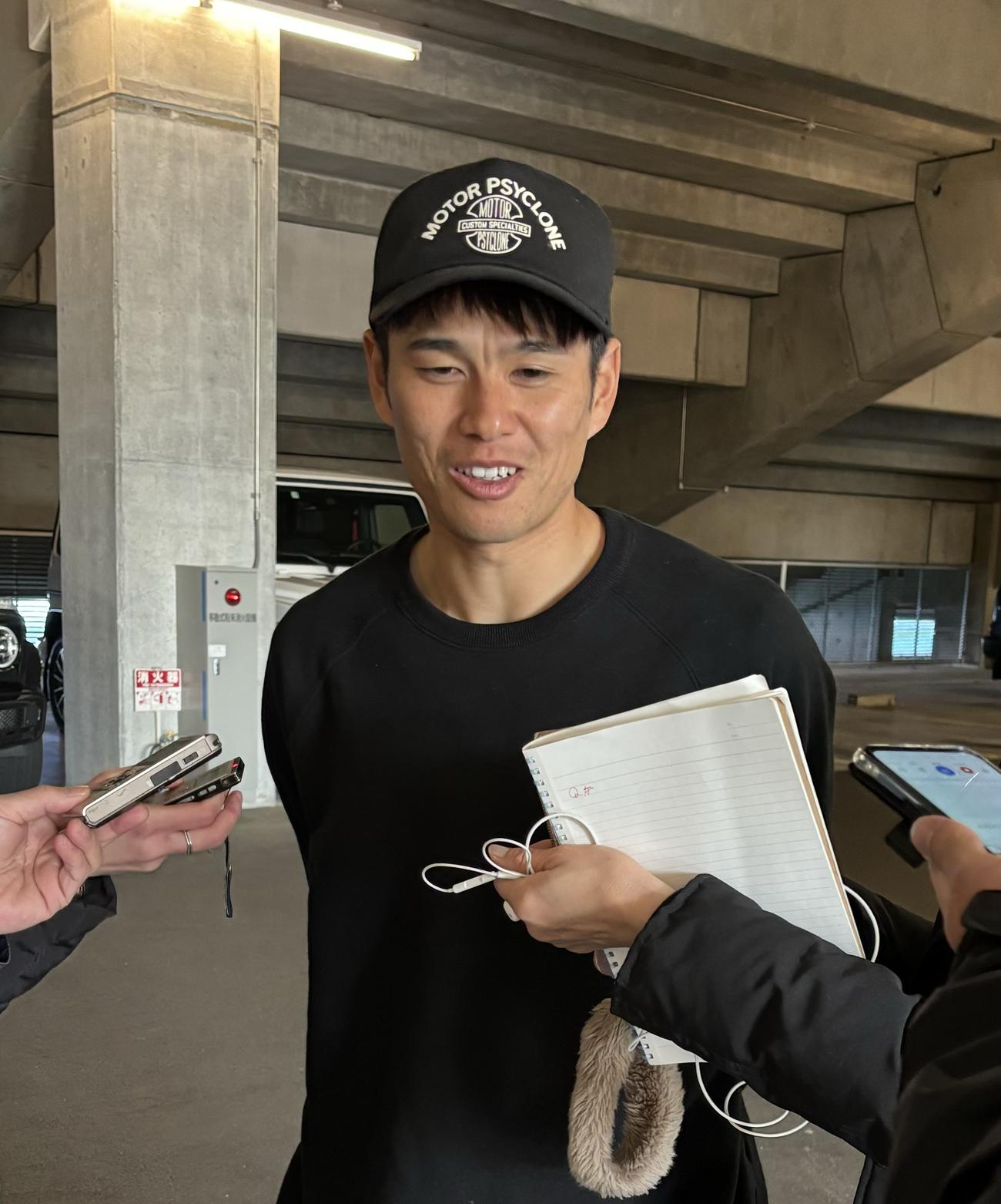 練習後に取材対応するG大阪DF岸本武流（撮影・永田淳）