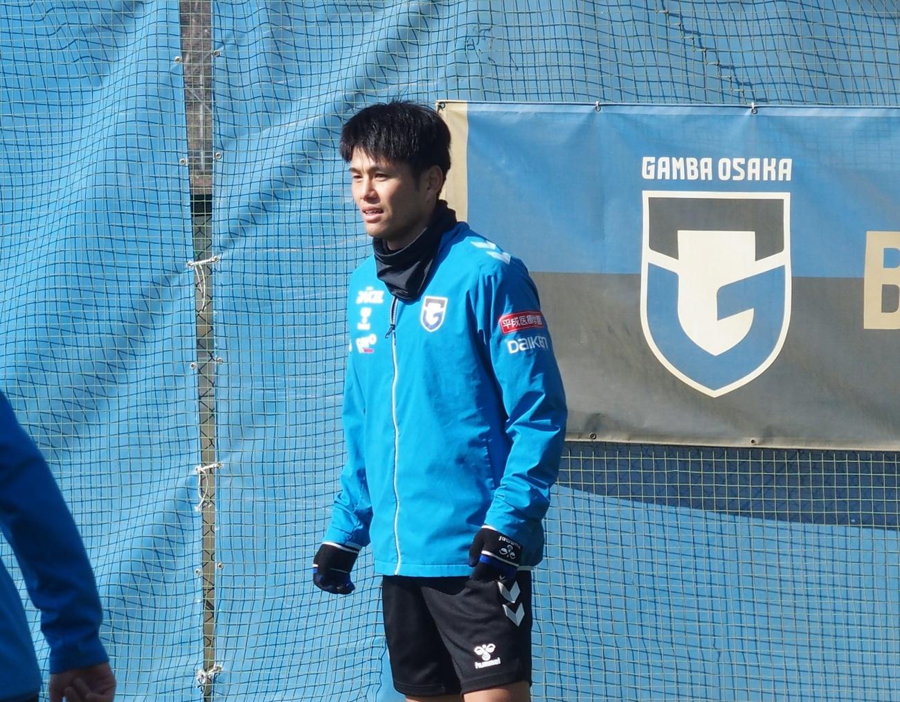 練習でボール回しに参加するG大阪DF岸本武流（撮影・永田淳）