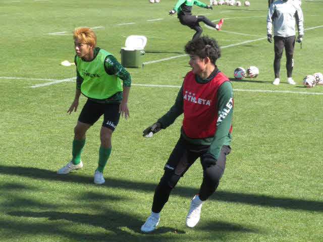 練習に励む東京VのDF谷口栄斗（手前）、左はFW河村慶人