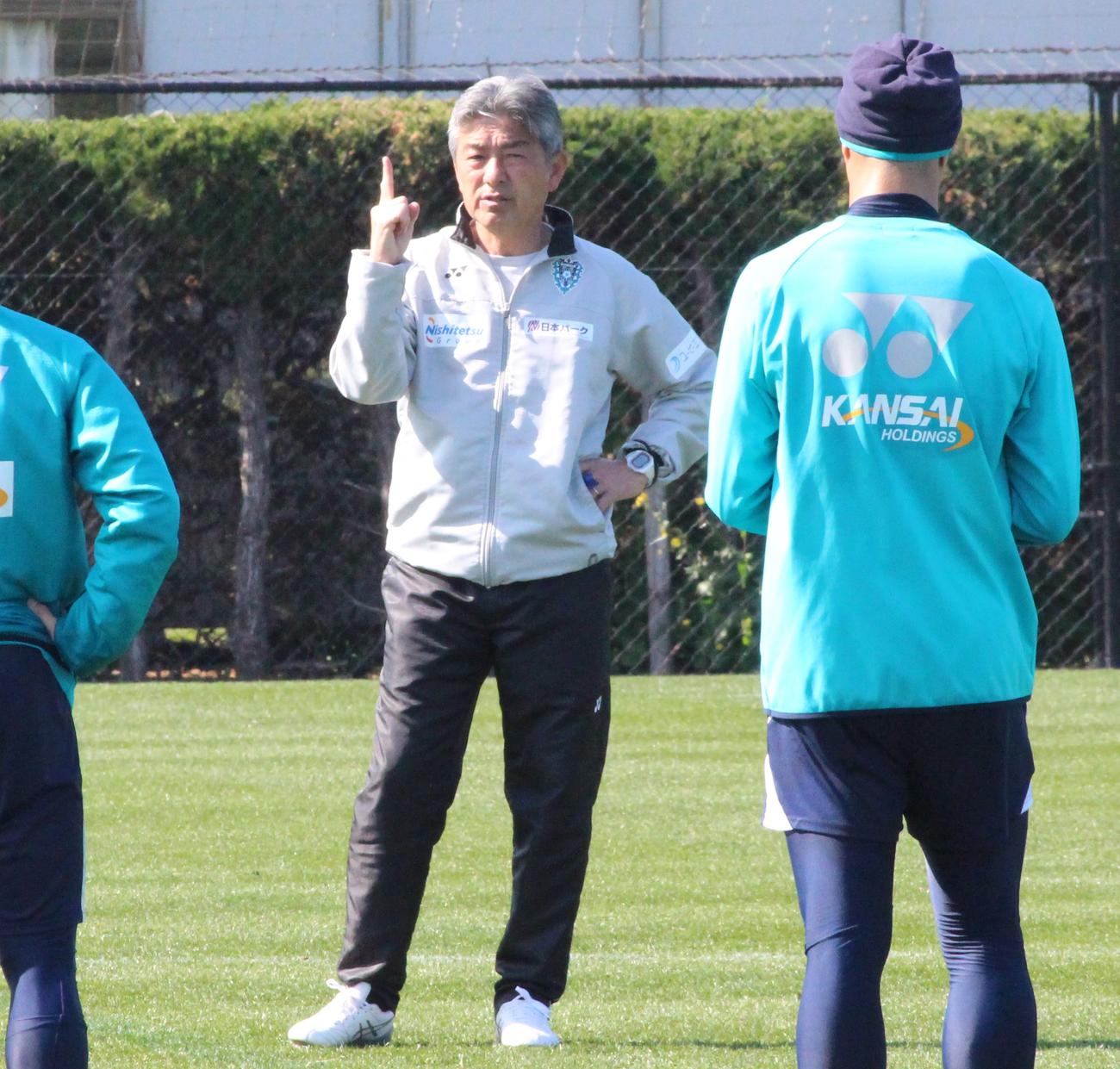 練習後、円陣で話す福岡・長谷部茂利監督（撮影・菊川光一）