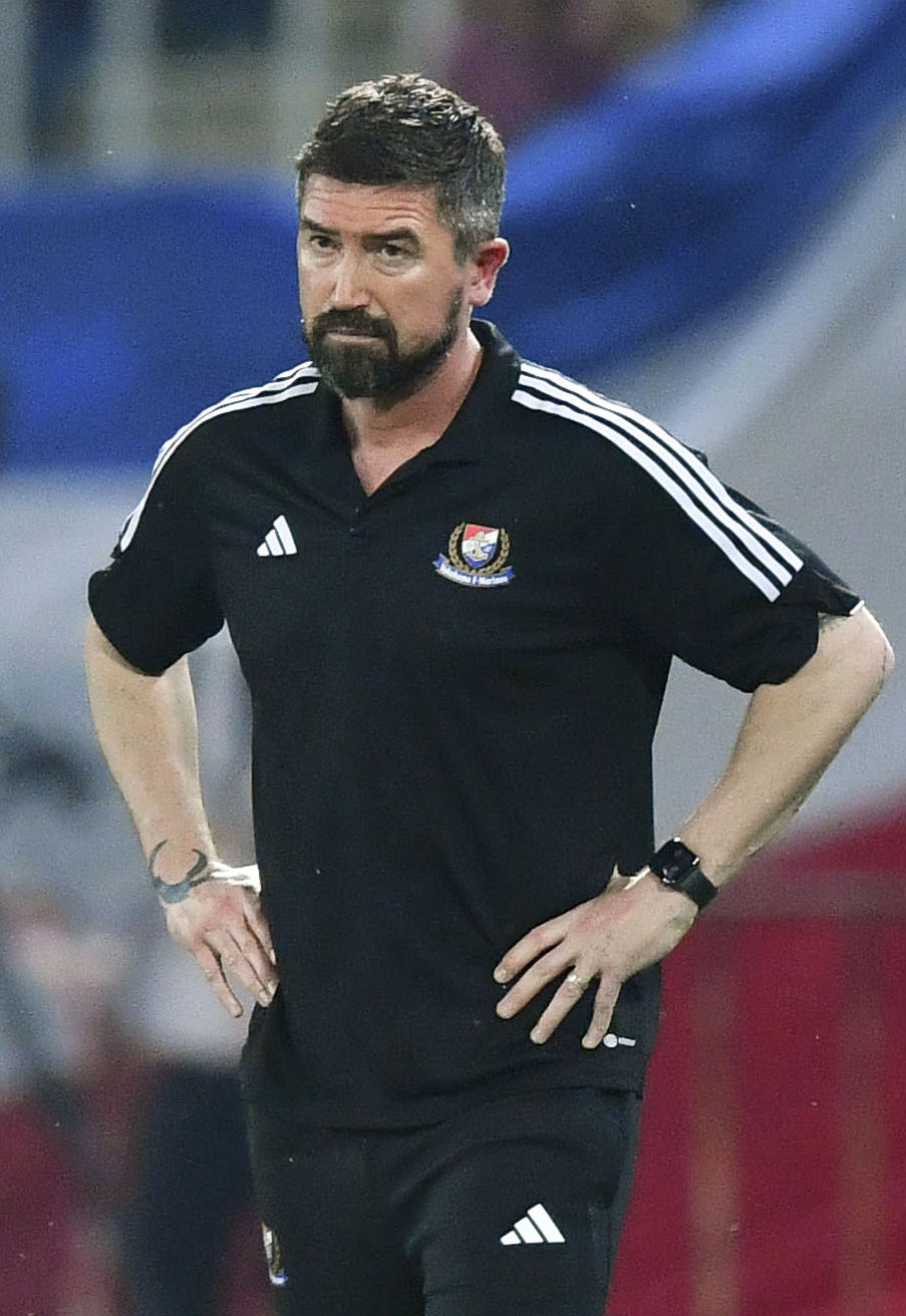 前半、試合を見守る横浜Mのキューウェル監督（共同）