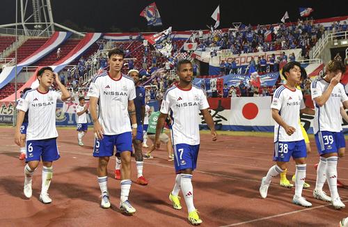 バンコク・ユナイテッドと引き分けた横浜M。左端は渡辺皓（共同）