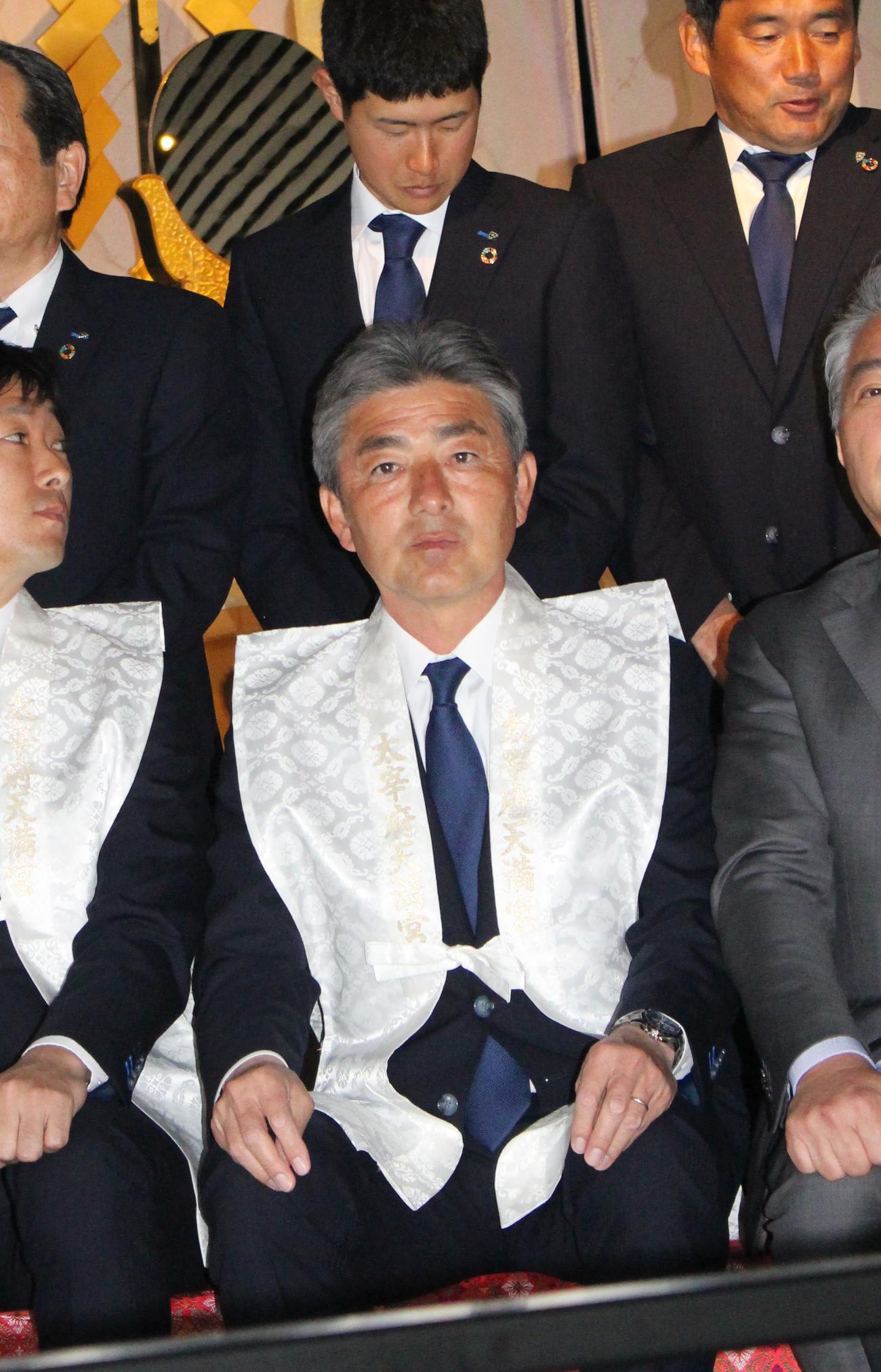 太宰府天満宮で祈願した福岡・長谷部茂利監督（撮影・菊川光一）