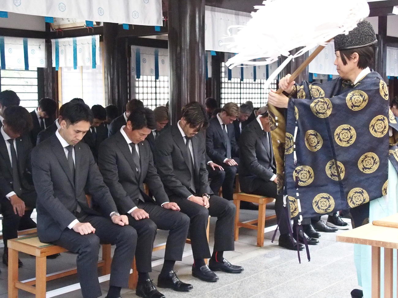 必勝祈願に参加した神戸。左から千布社長、吉田監督、山口（撮影・永田淳）