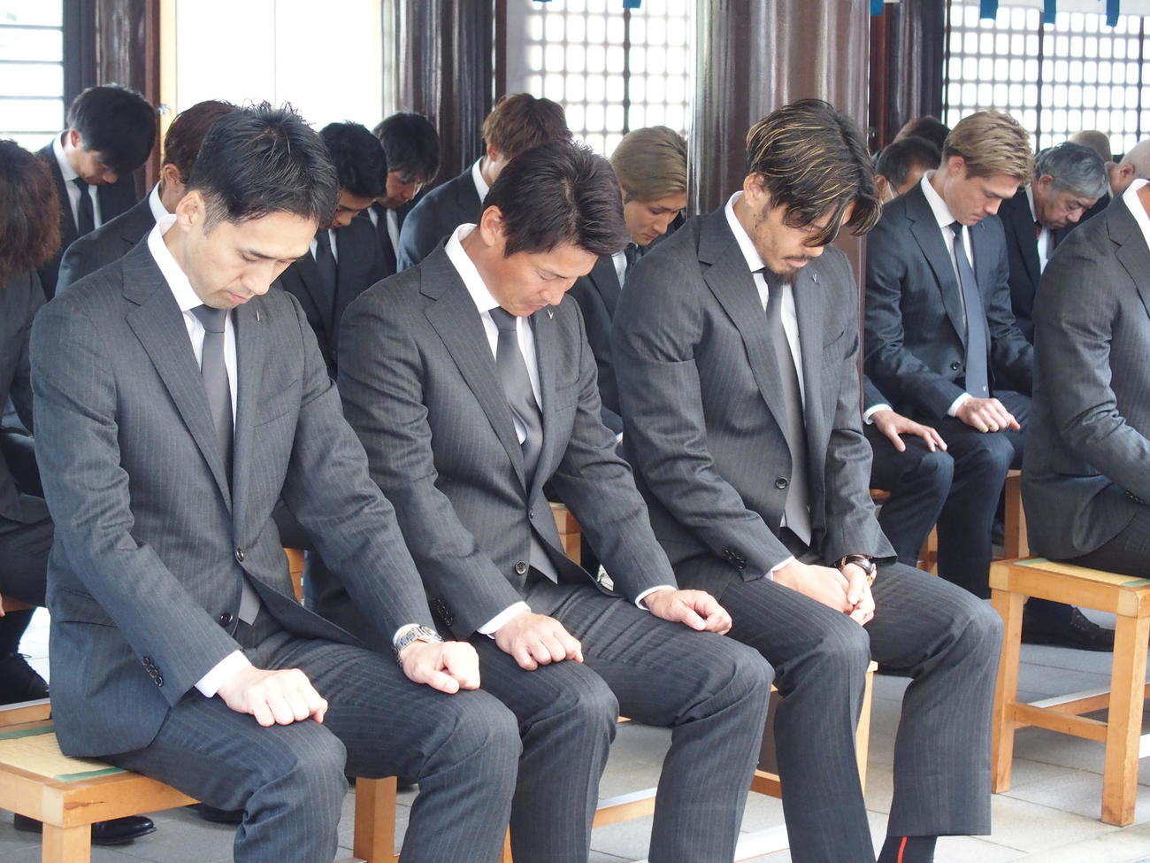 必勝祈願に参加した神戸（前列左から）千布社長、吉田監督、MF山口（撮影・永田淳）