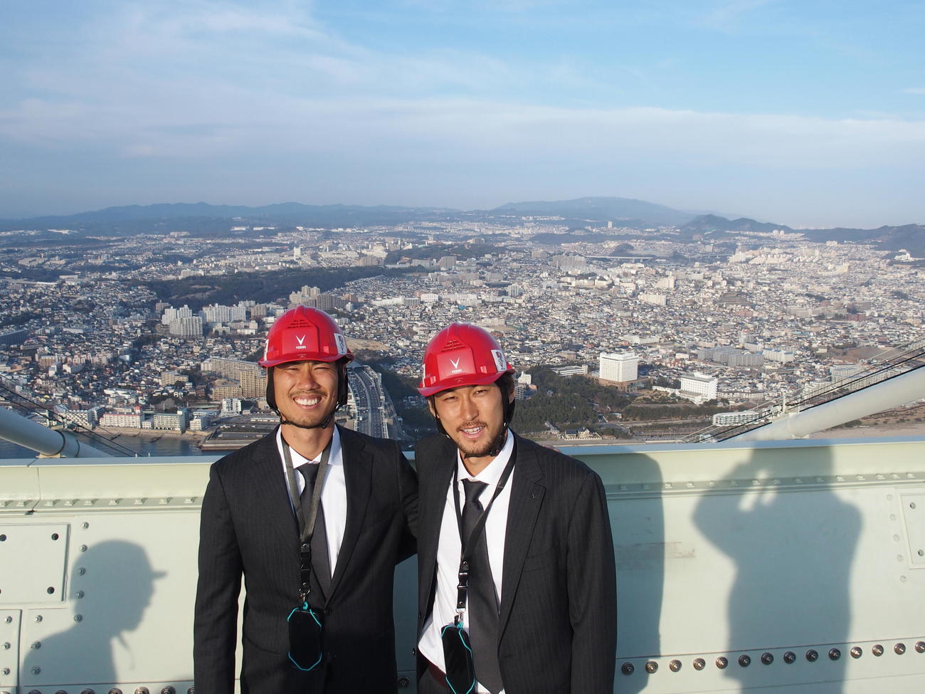 明石海峡大橋から大声で叫んだヴィッセル神戸GK前川（左）と菊池（撮影・永田淳）
