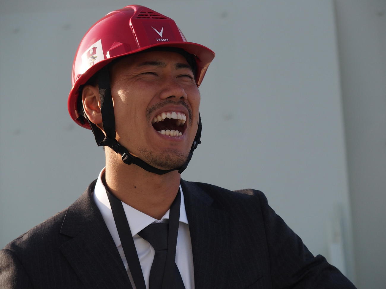 明石海峡大橋から大声で叫ぶ神戸GK前川黛也（撮影・永田淳）