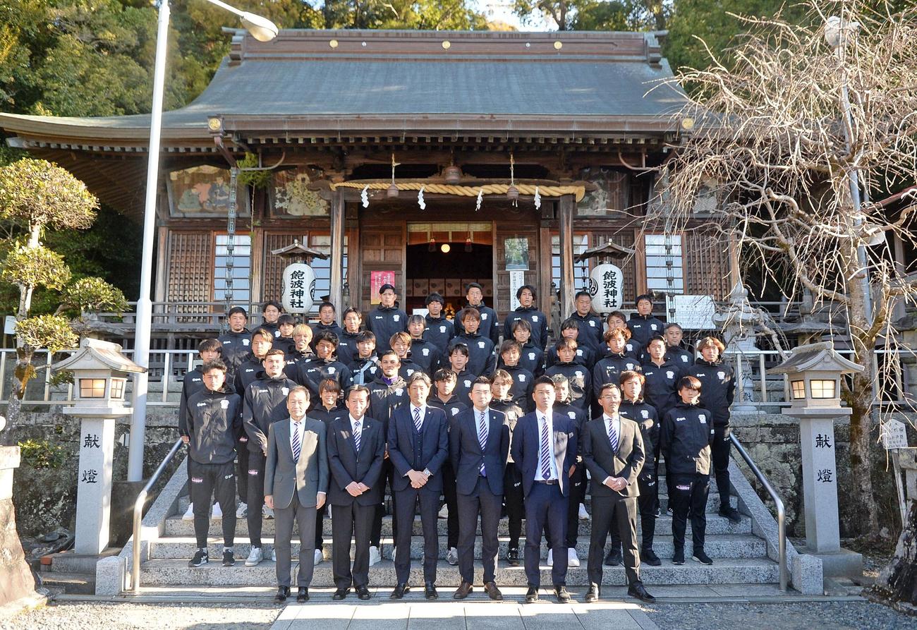 必勝祈願を行った藤枝の選手とスタッフら