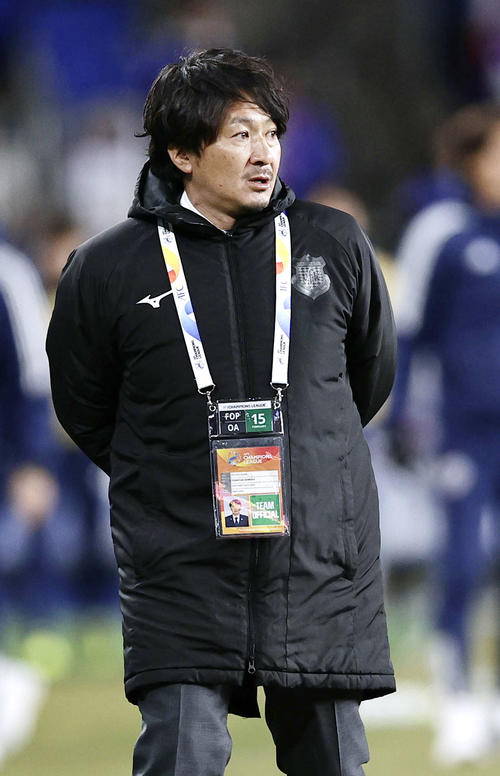 蔚山対甲府　前半、試合を見守る甲府・篠田監督（共同）