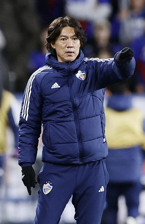 蔚山対甲府　前半、指示を出す蔚山の洪明甫監督（共同）