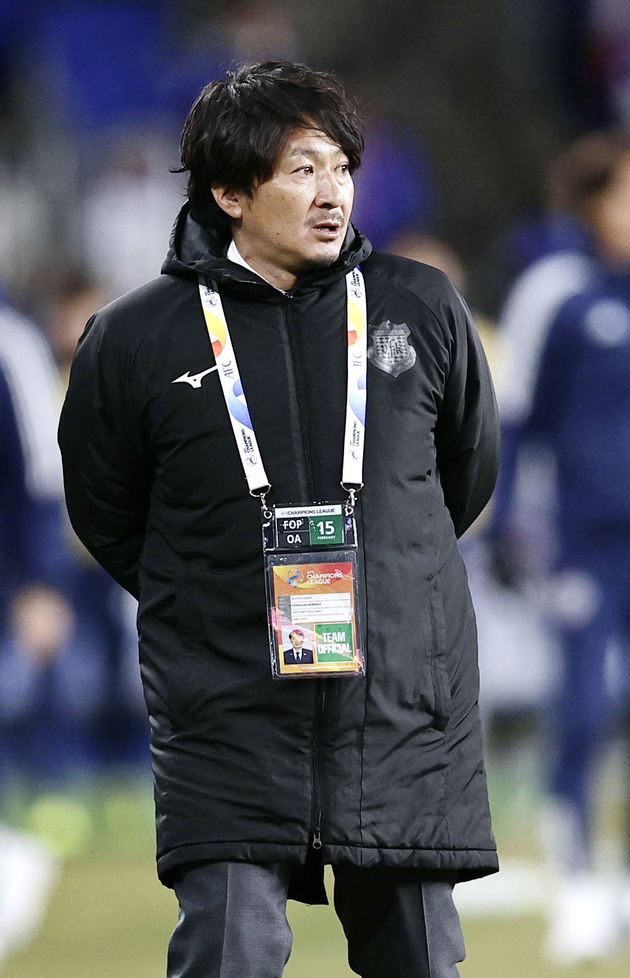 蔚山対甲府　前半、試合を見守る甲府・篠田監督（共同）