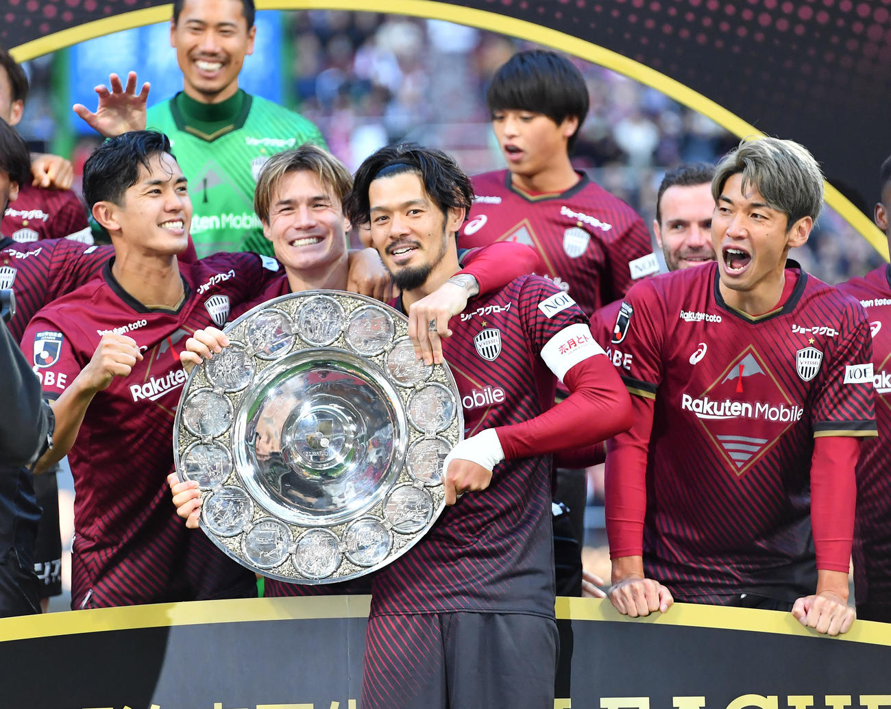2023年11月25日、リーグを制し、シャーレを手に笑顔をみせる選手たち、左から武藤、酒井、山口、大迫