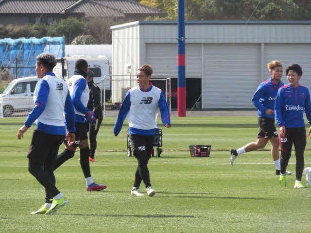 開幕に向けて練習に励むFC東京MF荒木遼太郎（中央）