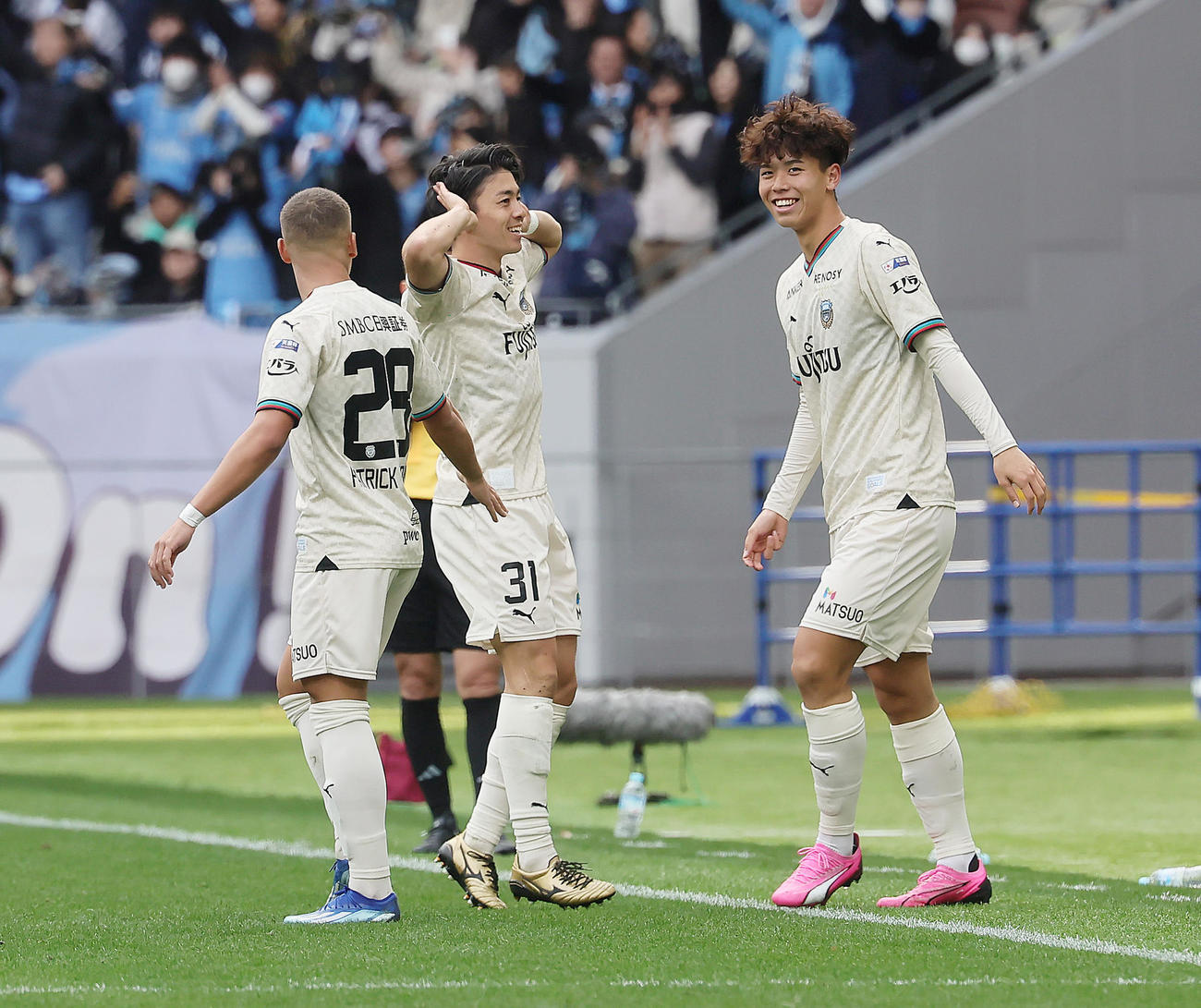 神戸対川崎F　後半、ゴールを決め喜ぶ川崎Fファンウェルメスケルケン（中央）（撮影・足立雅史）