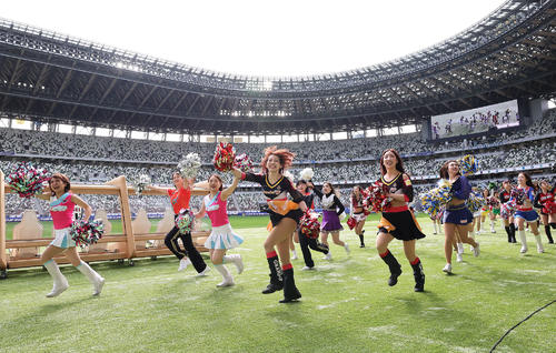 試合前、スタンドを盛り上げるJリーグ各チームのチア（撮影・足立雅史）