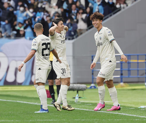 神戸対川崎F　後半、ゴールを決め喜ぶ川崎Fファンウェルメスケルケン（中央）（撮影・足立雅史）