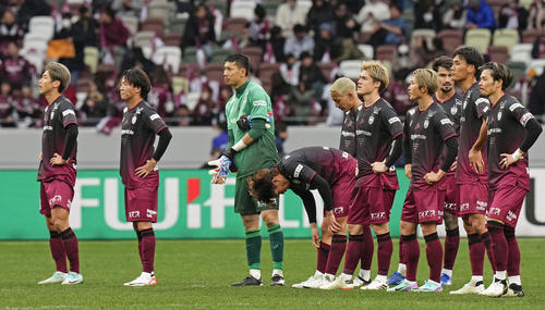 川崎に敗れ、肩を落とす神戸イレブン。左端は大迫（共同）
