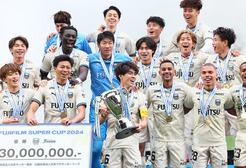 神戸対川崎F　試合に勝利しカップを手に笑顔を見せる川崎F瀬古（手前中央）（撮影・足立雅史）