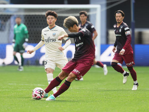 神戸対川崎F　前半、シュートを放つ神戸大迫（撮影・足立雅史）