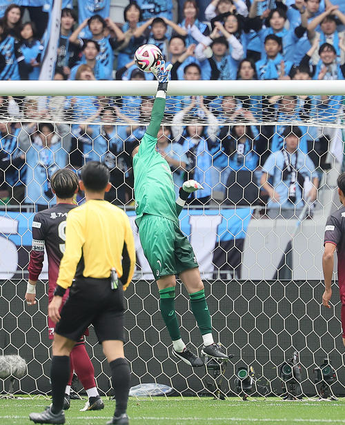神戸対川崎F　前半、必死のセーブを見せる神戸GK前川（撮影・足立雅史）