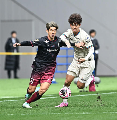 神戸対川崎F　前半、競り合う神戸大迫（左）と川崎F高井（撮影・滝沢徹郎）