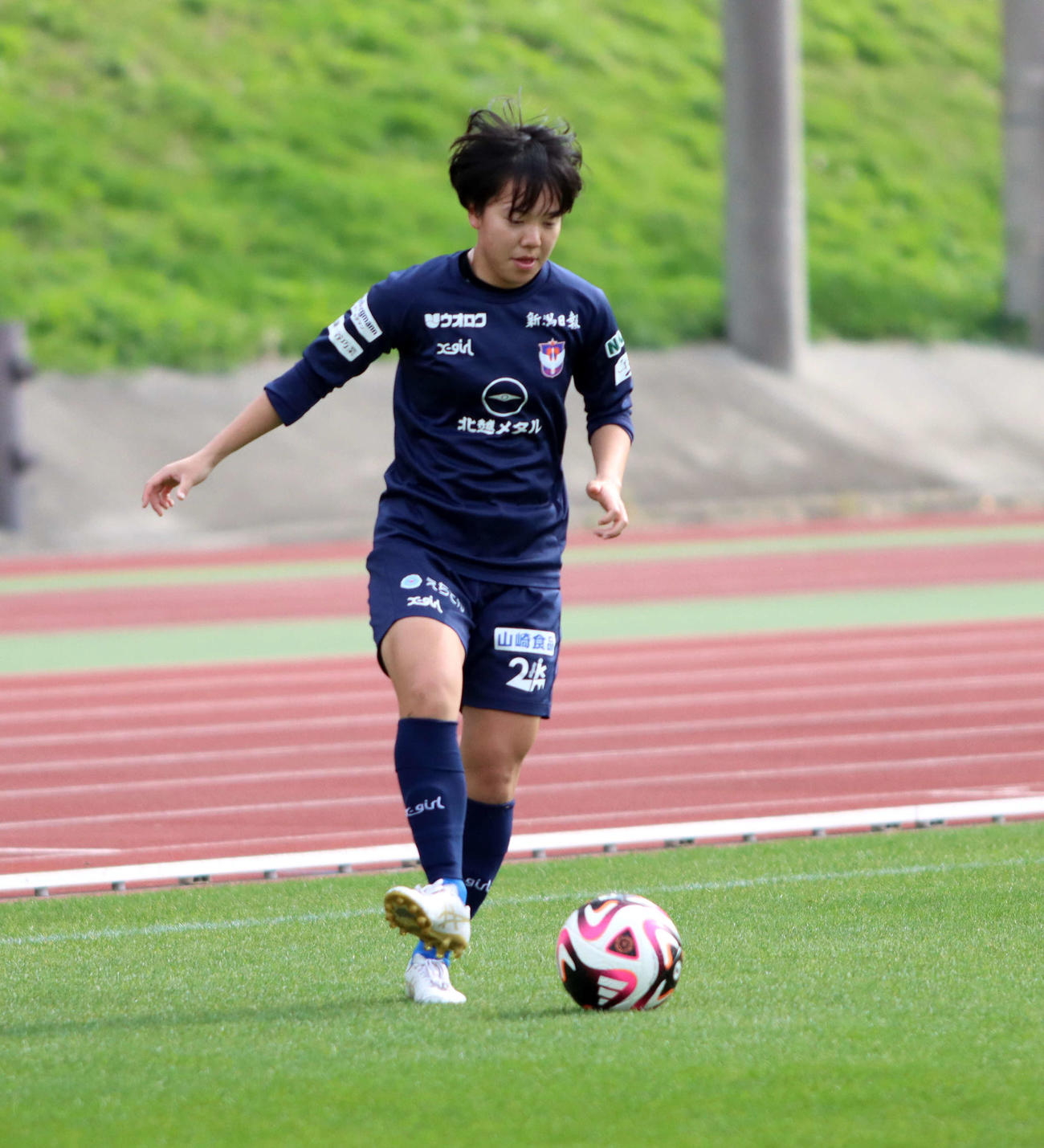 ボールをトラップする富岡（アルビレックス新潟レディース提供）